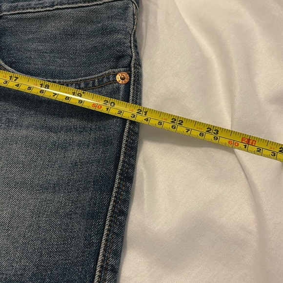 Levi’s cut off shorts medium rinse denim jean SZ 32 or 14 100% cotton distressed - Picture 8 of 12